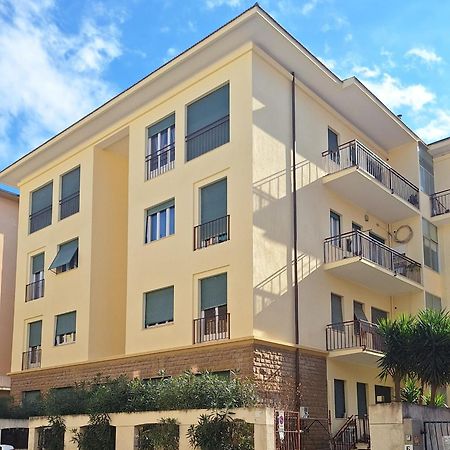 Faby & Fra Apartments Livorno Bagian luar foto